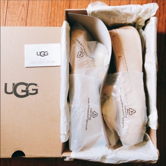 UGG(R) Dakota Water Resistant Pompom Slipper - Picture 5 of 8